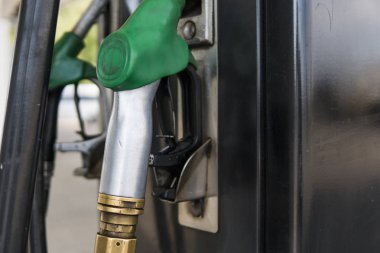 Kirli yakıt meme içinde petrol dağıtıcı ile benzin ve dizel servis benzin istasyonunda kapatın. Desen benzin pompası silah yeşil renkli tarzı doldurma. Enerji.