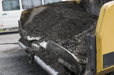 Asfalt Finişer makine yol yapım ve onarım işleri sırasında ayrıntıları. Bir fayans ustası son işlemci, asfalt tamamlayıcı veya kaldırım makine asfalt tabakası yerleştirerek. Asfaltlanması.