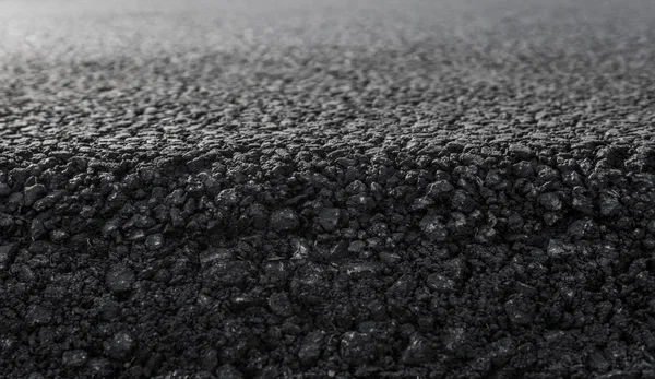 Primo piano su uno strato di nuovo asfalto sulla strada in costruzione . — Foto Stock