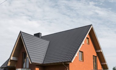 Modern çatı kiremit etkisi Pvc kaplı kahverengi metal çatı sayfaları ile kaplı.