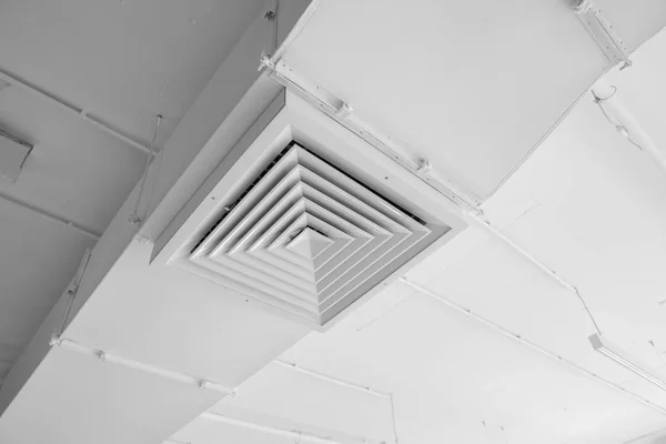 Sistema de ventilación en el techo de grandes edificios. Tubos de ventilación en material de aislamiento de plata colgando del techo dentro de un edificio nuevo . — Foto de Stock