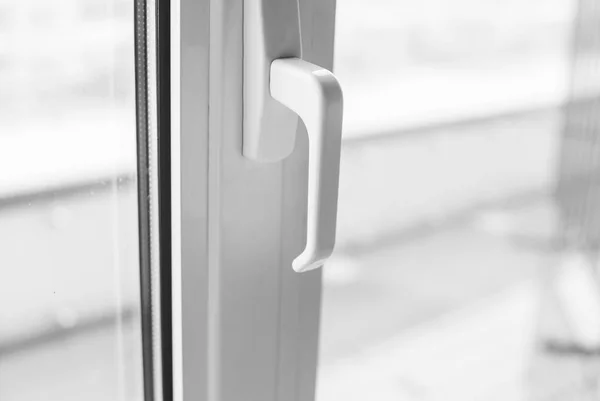 Primo piano su una maniglia bianca della finestra in pvc . — Foto Stock