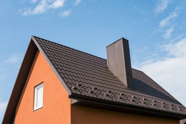 Techo moderno cubierto con láminas de techo de metal marrón recubiertas de PVC efecto azulejo . —  Fotos de Stock