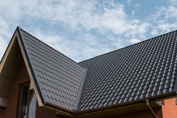 Techo moderno cubierto con láminas de techo de metal marrón recubiertas de PVC efecto azulejo . — Foto de Stock