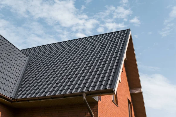 Современная крыша с кафельным эффектом ПВХ с коричневым металлическим покрытием . — стоковое фото