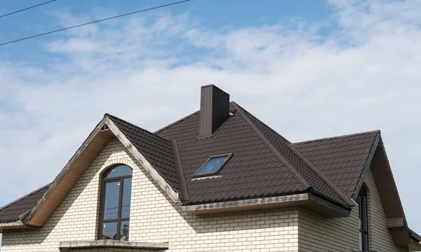 Toit moderne recouvert de feuilles de toit en métal marron revêtues de PVC effet tuile . — Photo