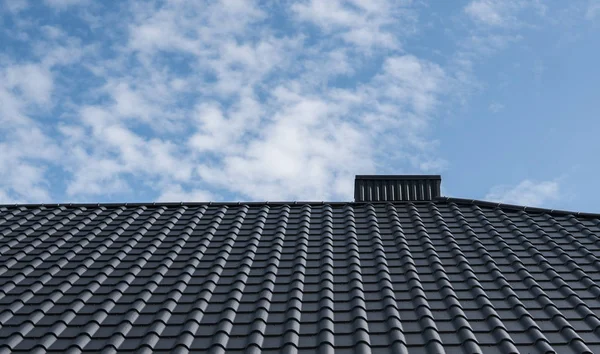 Techo moderno cubierto con láminas de techo de metal marrón recubiertas de PVC efecto azulejo . — Foto de Stock