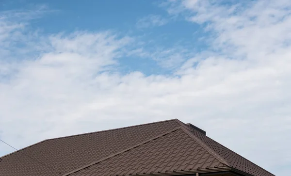 Modern çatı kiremit etkisi Pvc kaplı kahverengi metal çatı sayfaları ile kaplı. — Stok fotoğraf