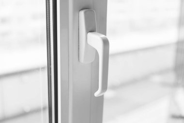 Pvc pencerenin beyaz tutamacı yakın çekim.