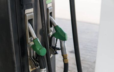 Kirli yakıt meme içinde petrol dağıtıcı ile benzin ve dizel servis benzin istasyonunda kapatın. Desen benzin pompası silah yeşil renkli tarzı doldurma. Enerji.