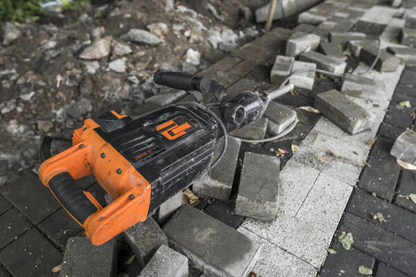 Электрический бетонный выключатель на дороге из булыжника во время строительства тротуара
.