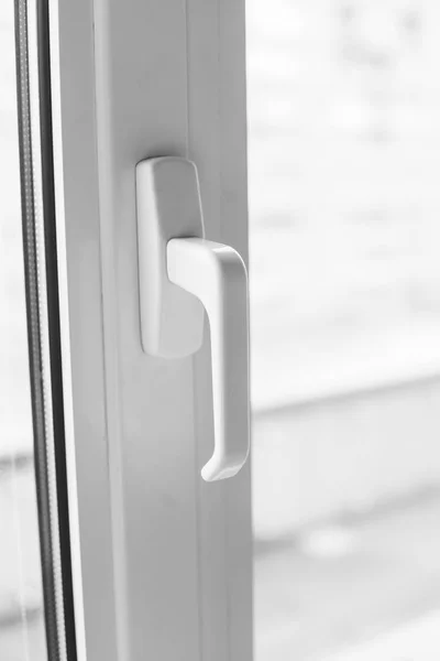 Close-up em uma alça branca da janela de pvc . — Fotografia de Stock