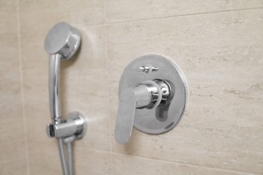 Banyoda duş Başkanı yakın çekim.