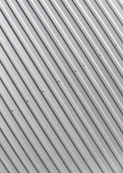 산업 건축 및 건설에 대 한 금속 흰색 시트입니다. 지붕 판금 또는 공장 건물이 나 창 고의 골된 지붕. — 스톡 사진
