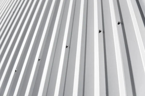 Metalli valkoinen levy teollisuusrakennukseen ja rakentamiseen. Tehdas- tai varastorakennusten kattotiilet ja aaltopahvit . — kuvapankkivalokuva