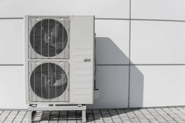 Zewnętrzny system klimatyzacji na ścianie. — Zdjęcie stockowe