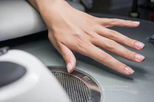 Femme ayant une manucure d'ongles dans un salon de beauté . — Photo