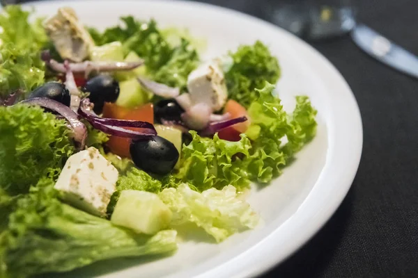 Ensalada César con filete de pollo y queso parmesano, cebolla, aceitunas, ensalada . —  Fotos de Stock