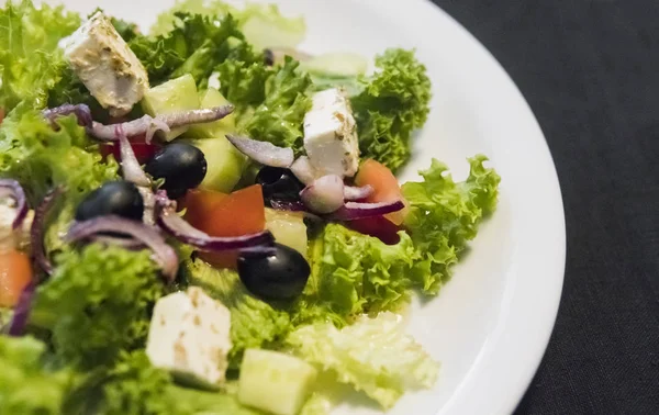 Ensalada César con filete de pollo y queso parmesano, cebolla, aceitunas, ensalada . —  Fotos de Stock