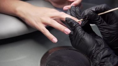 Manikürcü kız tırnak salonu içinde çivi bir pedikür yordam için hazırlar. Closeup çekim bir kadının tırnak salonu manikür bir güzellik uzmanı tarafından alma eller. Kadın Başlarken tırnak manikür.