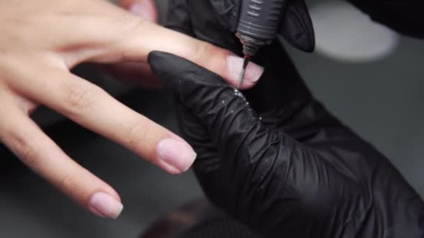 Professionele hardware pedicure met behulp van elektrische machine. De manicure gemalen de nagels van het meisje in de nagel salon en nu geeft hen een vorm. Patiënt op medische pedicure procedure. — Stockvideo