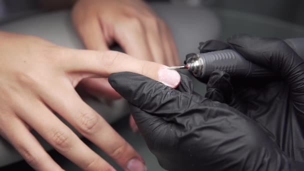 Professionele hardware pedicure met behulp van elektrische machine. De manicure gemalen de nagels van het meisje in de nagel salon en nu geeft hen een vorm. Patiënt op medische pedicure procedure. — Stockvideo