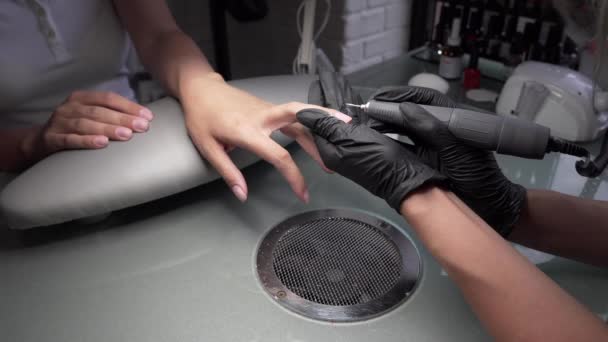 Professionele hardware pedicure met behulp van elektrische machine. De manicure gemalen de nagels van het meisje in de nagel salon en nu geeft hen een vorm. Patiënt op medische pedicure procedure. — Stockvideo