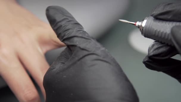Professionell hårdvara pedikyr med hjälp av elektrisk maskin. Manikyr slipas naglarna av flickan i nagelsalongen och nu ger dem en form. Patient på medicinsk pedikyr förfarande. — Stockvideo