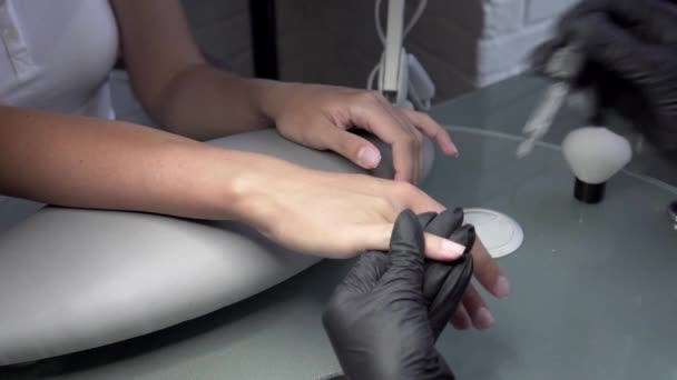 Manicure Prepara Unghie Della Ragazza Nel Salone Bellezza Una Prossima — Video Stock