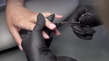 Tırnak makası profesyonel tırnak salonu içinde tarafından çivi kütikül keserek. Güzel kadın tırnaklar ve manikür.