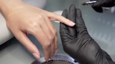 Manikürcü tırnak salonu kız tırnak kesme ve şimdi onları bir form verir. Hastanın tıbbi pedikür usulü hakkında.