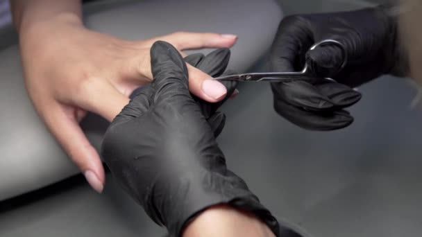 Couper la cuticule des ongles par des ciseaux à ongles dans le salon professionnel des ongles. Beaux ongles féminins et manucure . — Video