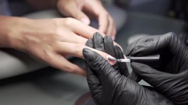 Güzellik Salonu bir aplikatör ile vernik uygulama bir güzellik closeup manzaralı manikür çivi olan kadın.