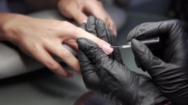 Güzellik Salonu bir aplikatör ile vernik uygulama bir güzellik closeup manzaralı manikür çivi olan kadın.