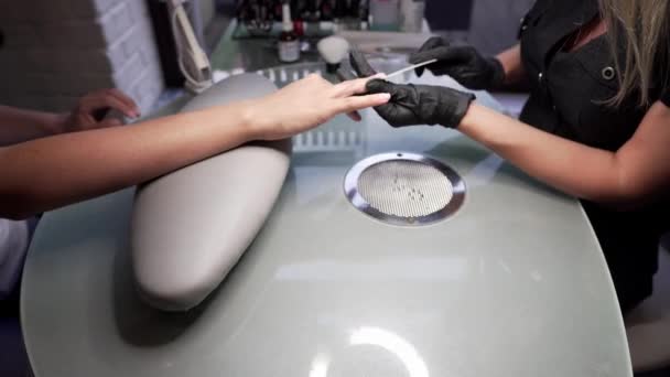 美容師は、美容サロンでマニキュアの爪バーを磨きます。指の爪治療、研削・研磨します。ネイリストの手を作る女性マニキュア サロン爪の爪切り. — ストック動画
