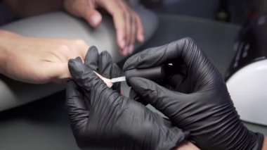 Güzellik Salonu bir aplikatör ile vernik uygulama bir güzellik closeup manzaralı manikür çivi olan kadın.