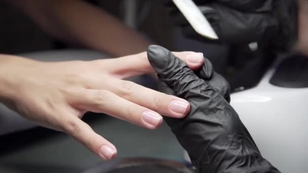 Kosmetikerin schleift Nagelbalken für Maniküre im Schönheitssalon. Fingernagelbehandlung, Schleifen und Polieren. Maniküre-Hände machen weibliche Maniküre mit Nagelschere im Nagelstudio. — Stockvideo