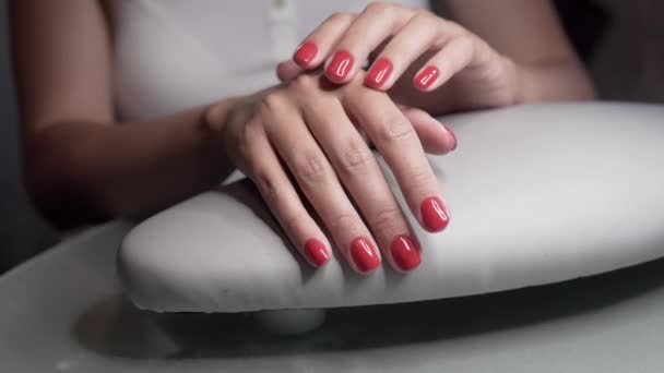 Belas mãos femininas com unhas vermelhas no salão de beleza. Belos pregos femininos e manicure . — Vídeo de Stock