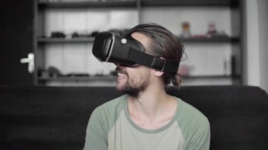 Onun Vr kulaklık ekran sanal gerçeklik oyun için kulaklık kullanarak ya da 360 video ve büyüledi ve sürpriz bir şey tarafından izlerken hipster adam başlangıç Genç sakallı.