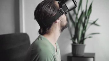 Onun Vr kulaklık ekran sanal gerçeklik oyun için kulaklık kullanarak ya da 360 video ve büyüledi ve sürpriz bir şey tarafından izlerken hipster adam başlangıç Genç sakallı.