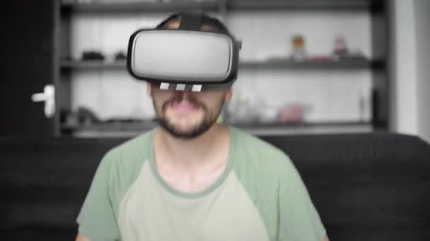 Junger Bärtiger Hipstermann Mit Seinem Headset Display Das 360 Video — Stockvideo