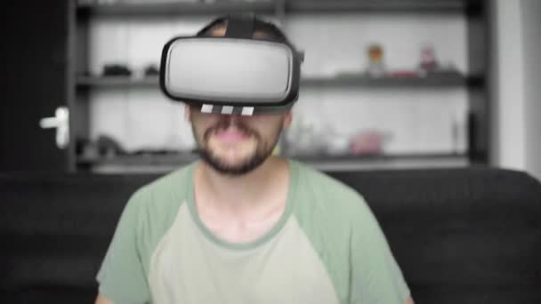 Young Bebaarde Hipster Man Met Zijn Headset Display Voor Het — Stockvideo