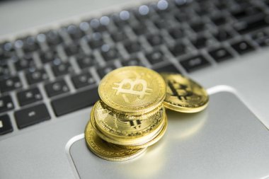 Bir yığın altın bitcoin sikke gümüş klavye Laptop. Sanal cryptocurrency kavramı. Bitcoins online iş araştırma. Bitcoins ticaret.