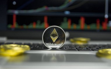 Altın Gümüş Ethereum madeni para ile altın gümüş laptop ve diyagram grafik grafik arka plan olarak bir ekranda siyah klavyesindeki etrafında yalan. Ethereums online iş araştırma. Ticaret.