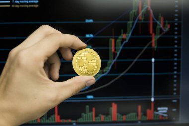 Dalgalanma para büyüme grafik bir ekran laptop üzerinde bir arka plan üzerinde tutan erkek işadamı el. Sanal para ve finansal büyüme kavramı üzerinde grafik arka planı. Of Ripples ticaret madencilik.