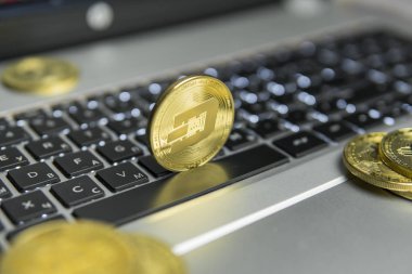 Altın çizgi madeni para ile altın gümüş laptop ve diyagram grafik grafik arka plan olarak bir ekranda siyah klavyesindeki etrafında yalan. Dash online iş araştırma. Ticaret.