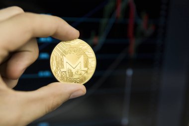 Erkek işadamı el monero para büyüme grafik bir ekran laptop üzerinde bir arka plan üzerinde tutarak. Sanal para ve finansal büyüme kavramı üzerinde grafik arka planı. Moneros sikke ticaret madencilik.