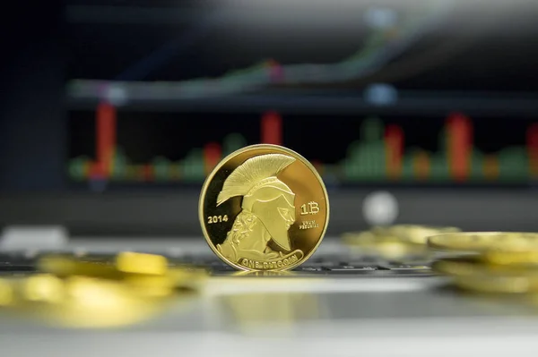 ゴールド コインと背景として画面上のラップトップと図のグラフ グラフの銀のキーボードで転がって黄金タイタン bitcoin コイン。Bitcoins のオンライン ビジネスの採掘。タイタンの取引. — ストック写真