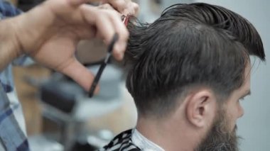 Close-up Kuaför, berber makas tarafından saç keser. Çalışma süreci salonların ellere. Berber dükkanı çekici sakallı adamın yapma saç kesimi berber. Kuaför iş başında. Güzellik Salonu.