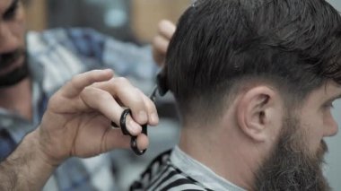 Close-up Kuaför, berber makas tarafından saç keser. Çalışma süreci salonların ellere. Berber dükkanı çekici sakallı adamın yapma saç kesimi berber. Kuaför iş başında. Güzellik Salonu.